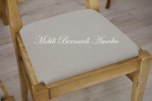 Sedia classica in noce massello verniciato chiaro anticato con seduta imbottita e rivestita con tessuto